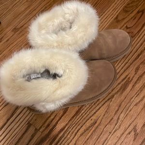 Ugg. Like new. Worn a handful of times inside